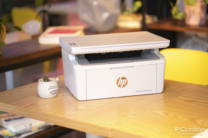 这款惠普m30w最显著的特点就是它简洁的外观设计和小巧的机身体积